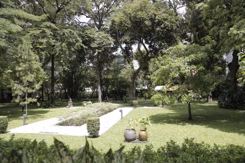 Trong khuôn viên còn có khu vườn rộng hơn 1,5 ha, có những cây cổ thụ với tuổi đời ngang với tòa dinh thự. Ảnh: Thesaigontimes