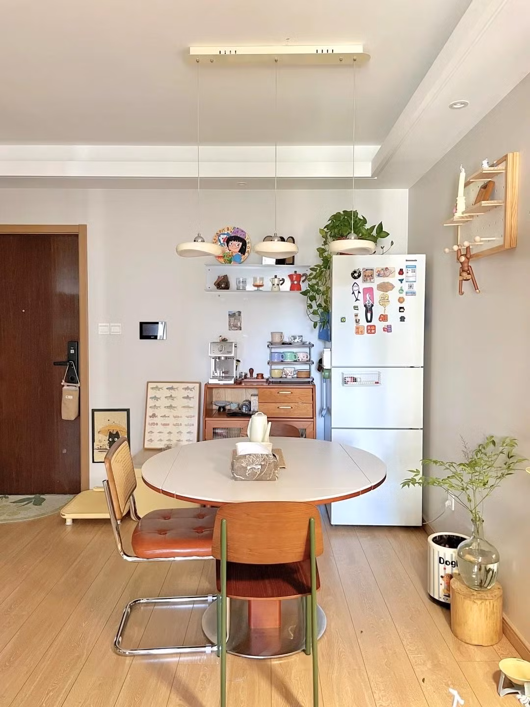 Cửa sổ hướng Nam giúp ánh sáng tự nhiên len lỏi, phản chiếu lên sàn gỗ, sofa trắng và bàn ăn nhỏ, khiến căn hộ luôn sáng sủa. Ảnh: Toutiao