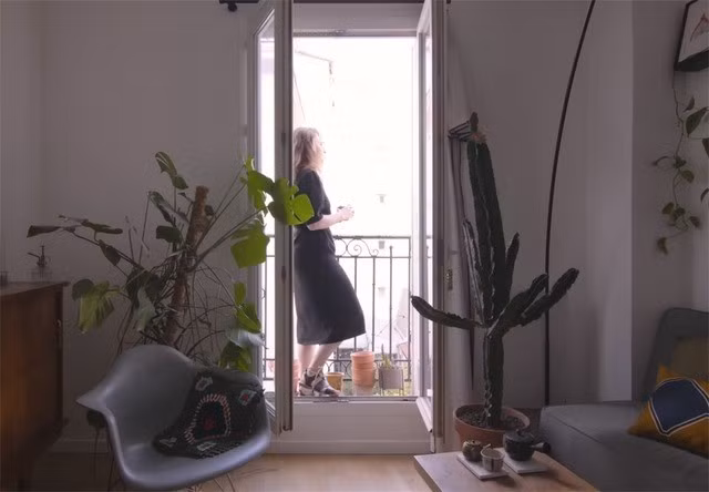 Nhờ một cửa sổ nhỏ và hai ban công ngoài trời, căn hộ luôn ngập nắng, thông gió tốt và không mang cảm giác bí bách thường thấy ở các căn hộ mini. Ảnh: Toutiao