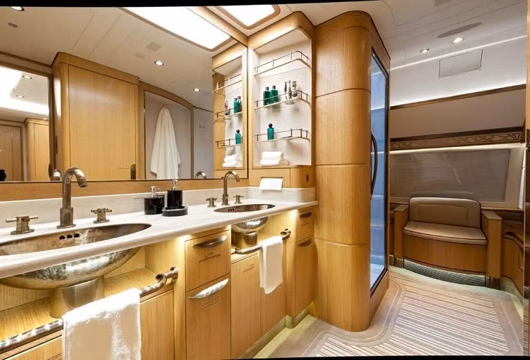 Chiếc A340-600 VIP cung cấp hơn 278m2 không gian cabin, rộng hơn nhiều căn hộ hiện đại. Ảnh: Luxurylaunches