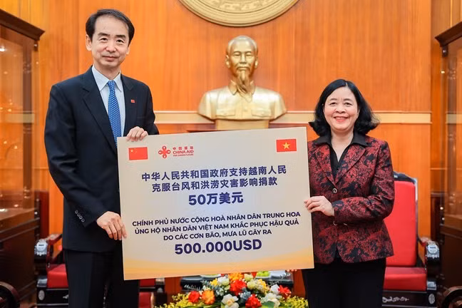 Thay mặt lãnh đạo Đảng, Nhà nước, Mặt trận Tổ quốc Việt Nam, bà Bùi Thị Minh Hoài, Ủy viên Bộ Chính trị, Bí thư Trung ương Đảng, Chủ tịch Ủy ban Trung ương Mặt trận Tổ quốc Việt Nam tiếp nhận số tiền 500.000 USD từ Chính phủ Trung Quốc