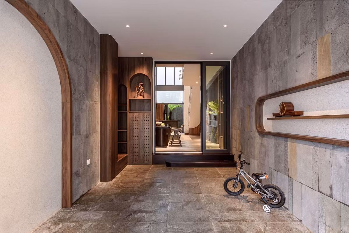 Với bề ngang chỉ 3,8m và cần bố trí chỗ để ô tô 7 chỗ, cùng ba phòng ngủ, phòng khách, bếp, phòng ăn, bài toán đặt ra không nằm ở việc “lấp đầy”, mà là cách tạo ra khoảng trống hợp lý. Ảnh: LonTon Studio