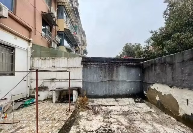 Ngôi nhà cũ kỹ, chỉ rộng 60m2, có khu vườn nhỏ phía trước. Ảnh: Baidu