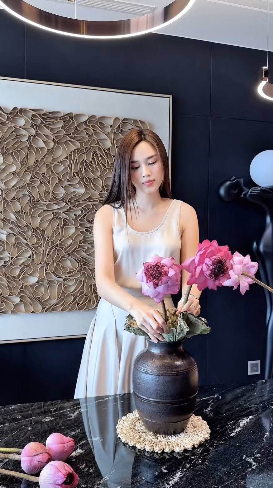 Nàng hậu tự tay cắm hoa. Ảnh: FBNV