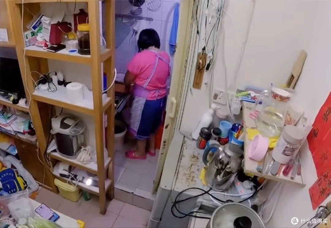 Không gian nhỏ đến mức, chỉ đẩy cánh cửa ra, cảm giác chật chội ập vào người. Ảnh: Sohu