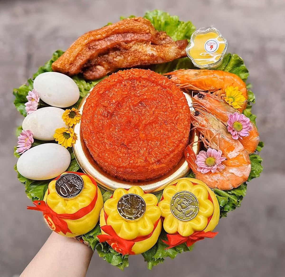 Không chỉ các loại bánh tạo hình tài lộc, mâm tam sên với đầy đủ lễ vật truyền thống như thịt, trứng, tôm, cua... cũng hút khách trong ngày vía Thần Tài. Ảnh: FB Thu Uyên Nguyễn