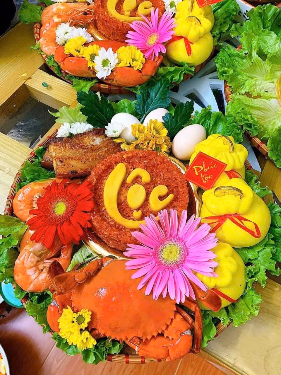 Mâm tam sen khá đa dạng, từ cơ bản gồm hoa, trái cây, vàng mã, nhang đèn, bánh kẹo... đến gói cao cấp, giá dao động từ 350.000 đến 1 triệu đồng. Ảnh: FB Thảo Tám