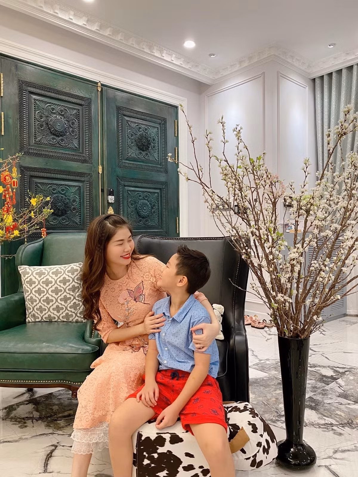 Phòng khách rộng rãi, nội thất sang chảnh như khách sạn 5 sao. Ảnh: FBNV