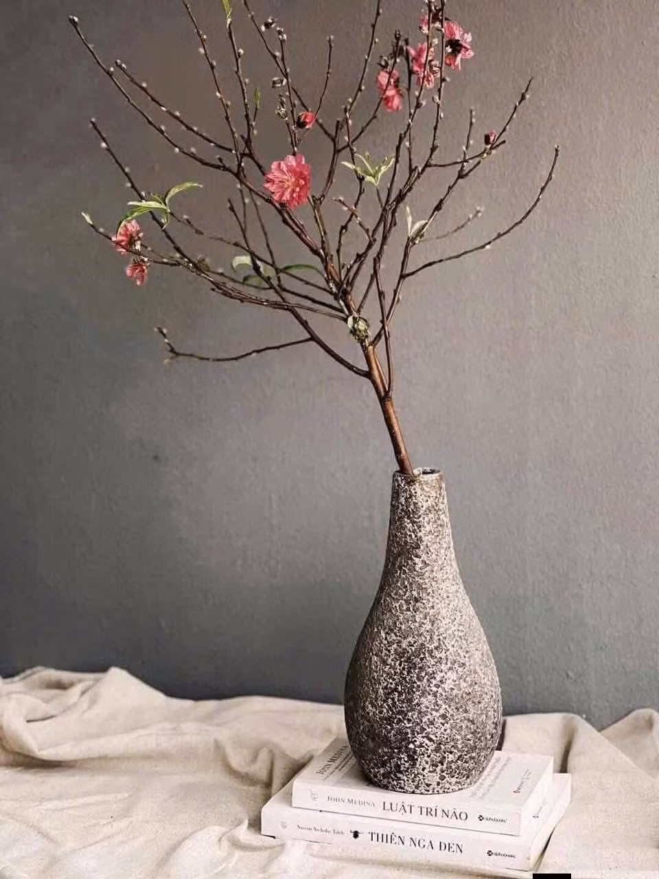 Ngoài ra, có thể pha thêm gói dưỡng hoa chuyên dụng vào nước cắm và thay nước hàng ngày. Ảnh: FB Hoa Tươi Hồng Phuc