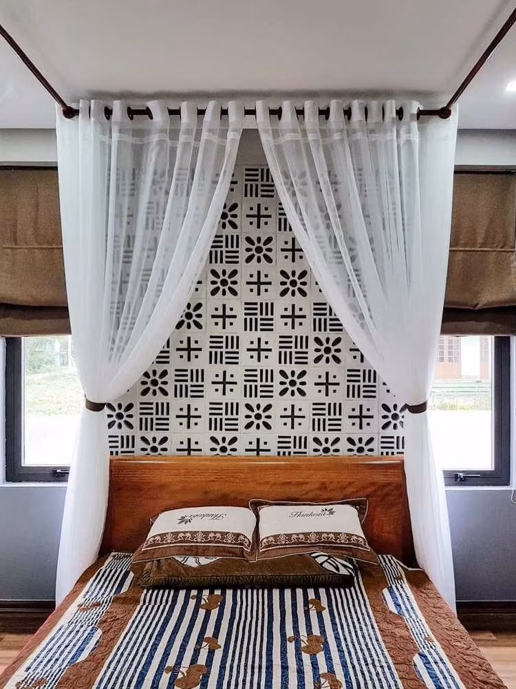Phòng ngủ với tông màu nâu trắng kết hợp gạch trang trí mang lại cảm giác ấm cúng, nhẹ nhàng. Ảnh: Râu Arch