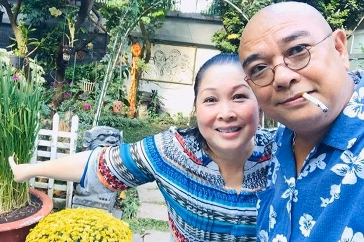 Ở tuổi 59, NSND Hồng Vân có cuộc sống hạnh phúc bên diễn viên Lê Tuấn Anh. Cặp đôi nghệ sĩ hòa hợp trong công việc lẫn cuộc sống, đặc biệt là niềm đam mê với không gian xanh và nhà vườn. Ảnh: FBNV