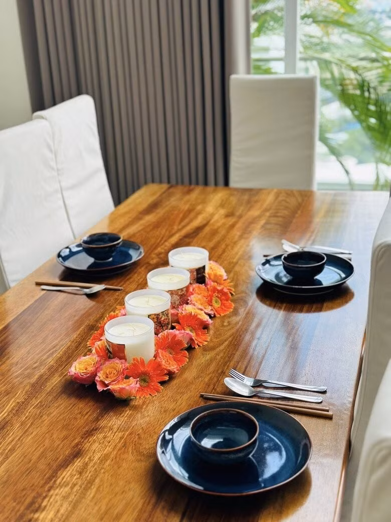 Bàn ăn gỗ có tầm view nhìn qua cửa kính. Ảnh: FBNV