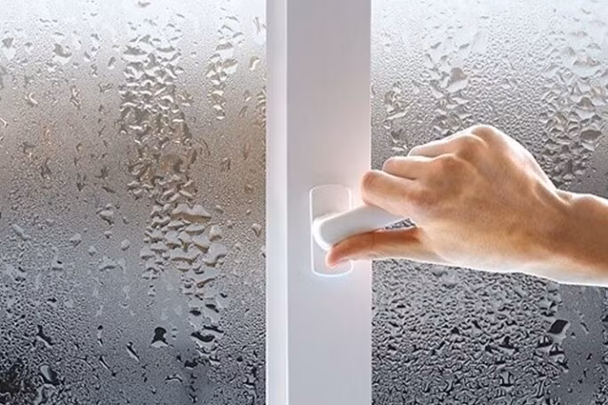Nhiều người có thói quen mở cửa để lấy gió, tuy nhiên trong ngày nồm, không khí bên ngoài thường ẩm hơn trong nhà. Ảnh: Internet