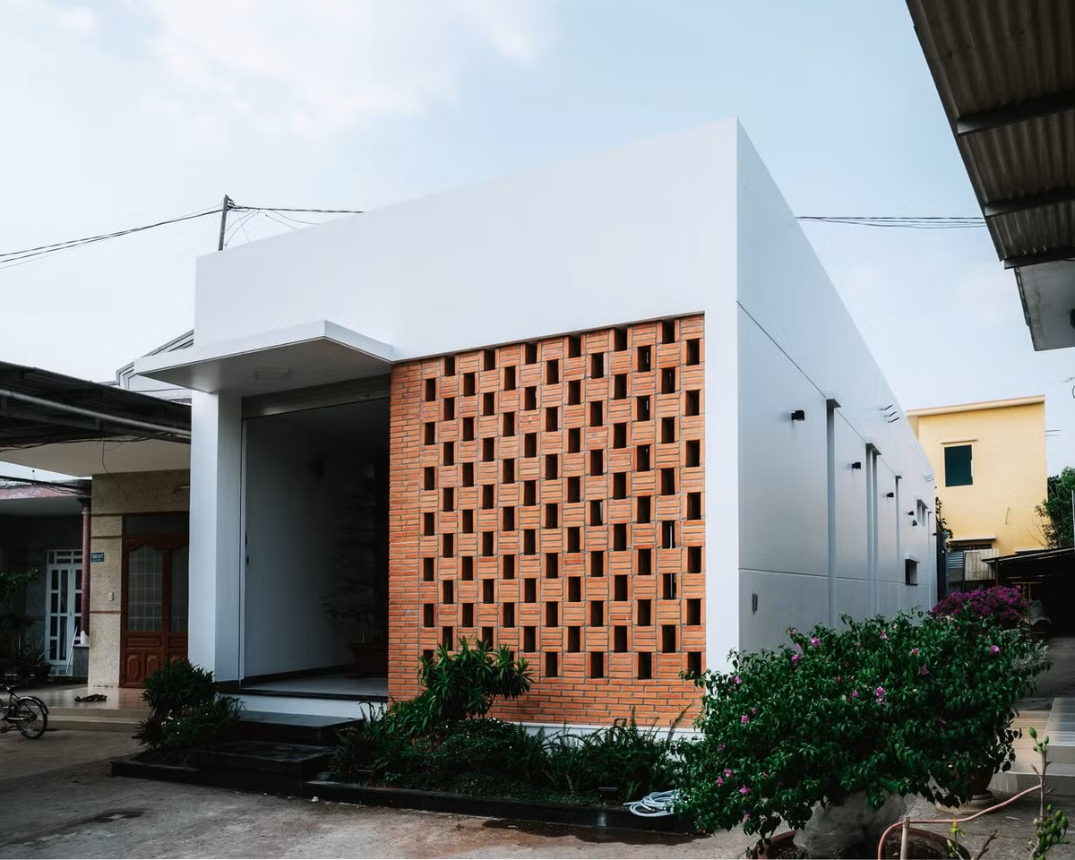 Căn nhà được xây dựng trên nền móng của một khu đất cũ có hình dạng đặc biệt, bao quanh bởi các công trình kiến ​​trúc. Ảnh: Cung Vit