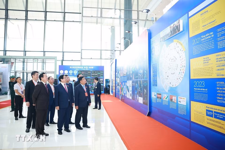 Thủ tướng Phạm Minh Chính và các đại biểu tham quan trưng bày thành tựu phát triển khoa học, công nghệ và đổi mới sáng tạo. Ảnh: Dương Giang/TTXVN