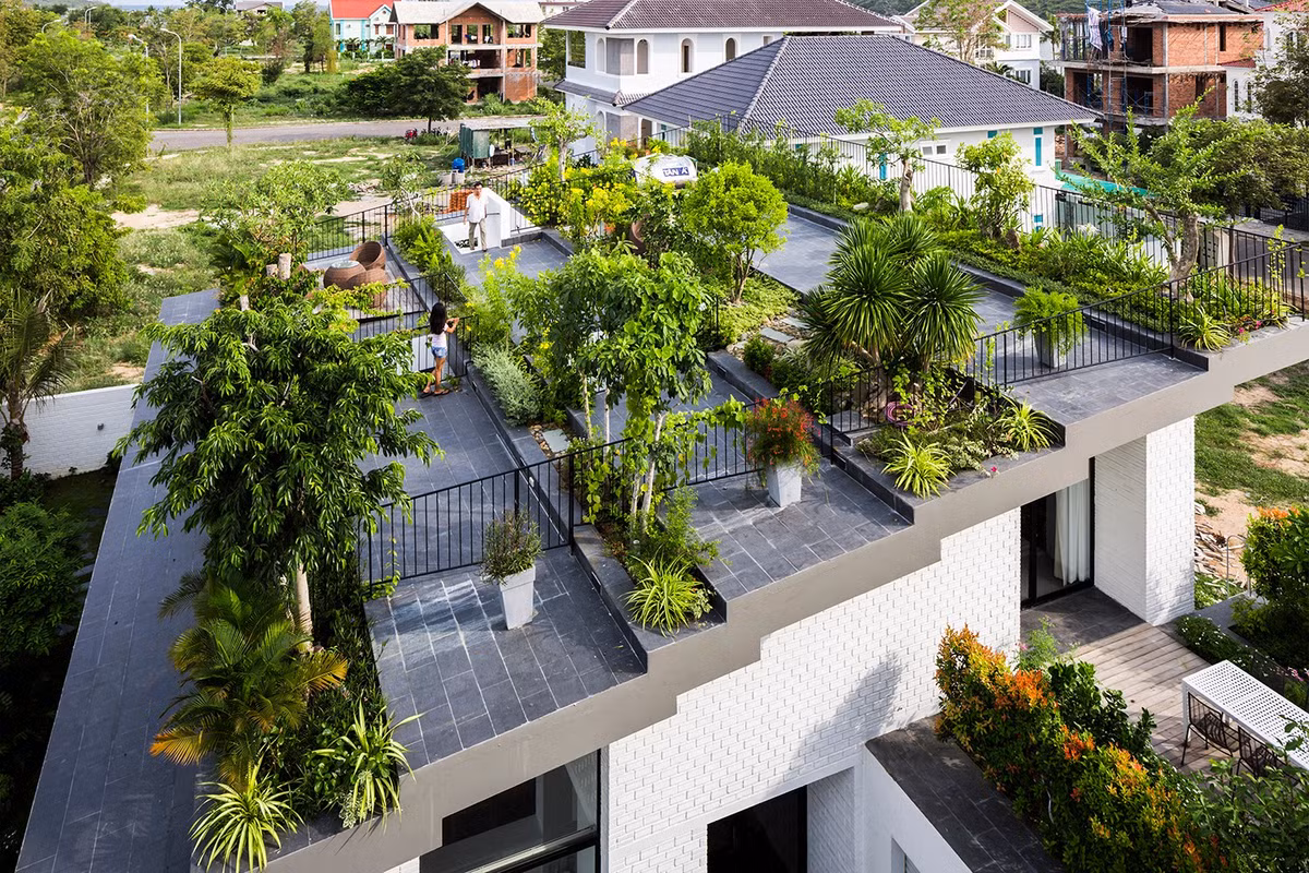 Để tuân thủ quy định này nhưng vẫn tối đa hóa diện tích xanh ở trên cùng, mái nhà được chia thành các dải song song gồm mái xanh và mái ngói theo trình tự xen kẽ. Ảnh: Hiroyuki Oki
