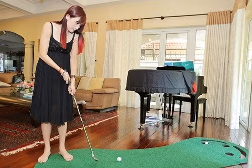 Bộ chơi golf trong phòng khách để thư giãn. Ảnh: Dân Việt