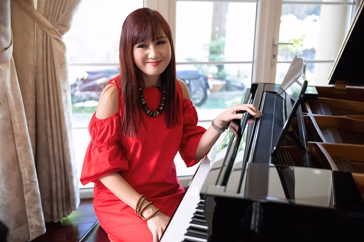 Ở tuổi gần 60, nữ diễn viên vẫn giữ được vẻ đẹp dịu dàng, phong thái sang trọng. Hiền Mai chọn sống kín tiếng trong biệt thự triệu đô ở khu Thảo Điển (TP HCM) cùng chồng doanh nhân. Ảnh: Facebook