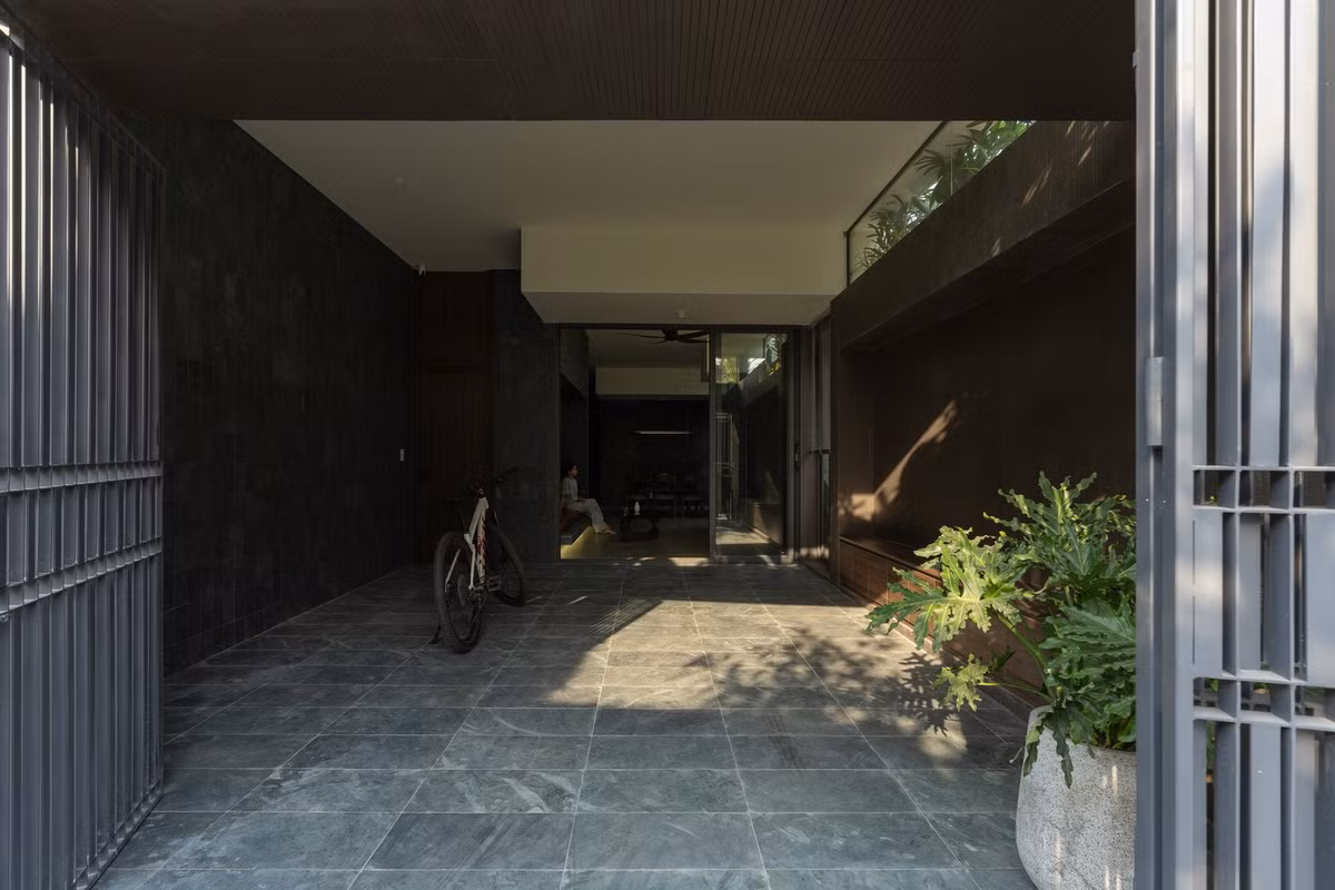 Sự biến đổi vốn có trong màu sắc của đá tạo ra những bề mặt chuyển đổi tinh tế, giàu chiều sâu thị giác. Ảnh: Quang Dam