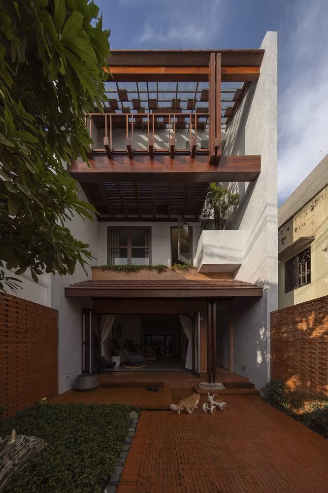 Tọa lạc trên khu đất rộng 6 x 20 mét trong một con hẻm nhỏ tại TP HCM, ngôi nhà được bao quanh bởi các công trình bê tông dày đặc. Ảnh: Quang Trần
