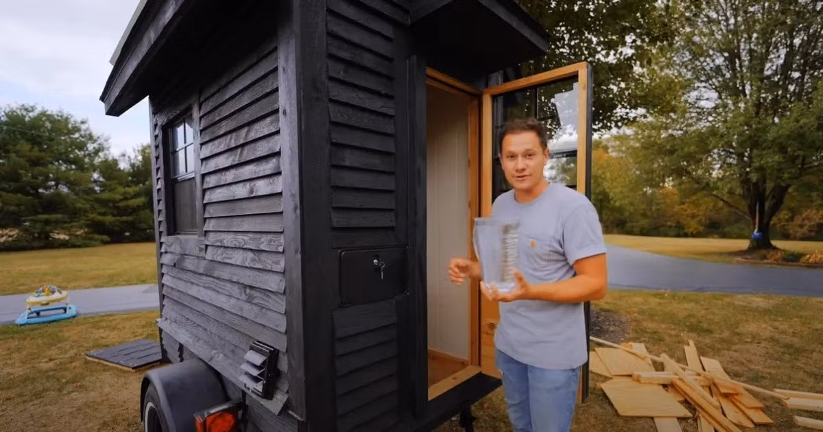 Mái nhà lợp bằng ván thông thường và hai tấm pin mặt trời, mỗi bên một tấm. Ảnh: Homecrux