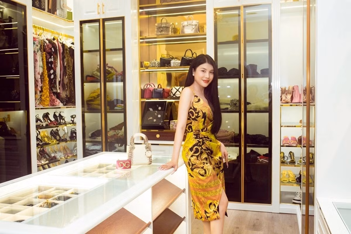 Trong nhà, Lily Chen dành riêng một căn phòng rộng để bày bộ sưu tập giày dép, túi xách "khổng lồ". Ảnh: FB Lily Chen >>> Mời độc giả xem video: Hà Nội kiểm tra hơn 1.000 căn biệt thự cũ. Nguồn: VTV24