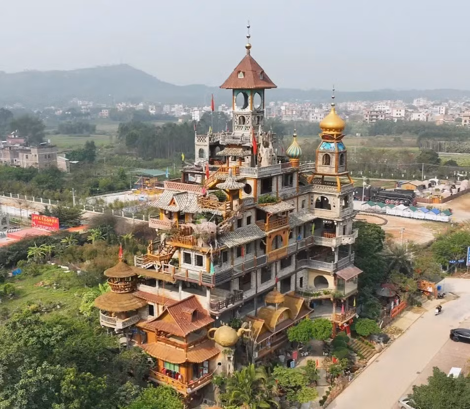 Tòa nhà được thiết kế và xây dựng bởi nông dân Lý Kế Quang trong hơn 8 năm với chi phí 15 triệu nhân dân tệ (tương đương khoảng 51 tỷ đồng). Ảnh: Renee