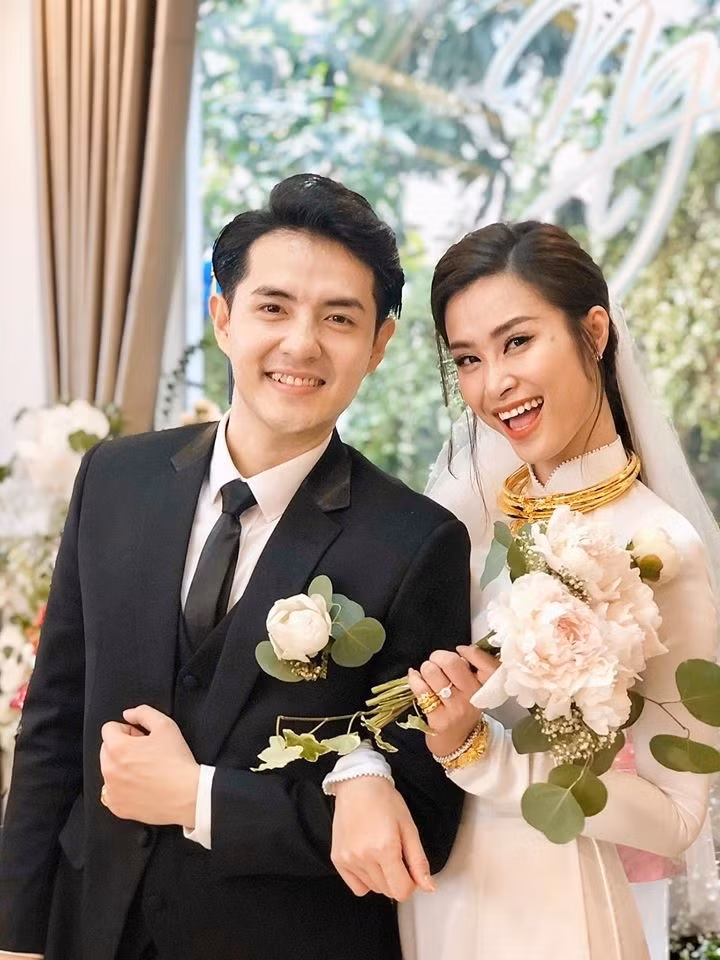 Trong vai trò hậu phương, Ông Cao Thắng điều hành một công ty giải trí riêng, tham gia sản xuất các chương trình ca nhạc, MV cho vợ và nghệ sĩ trực thuộc. Ảnh: Internet