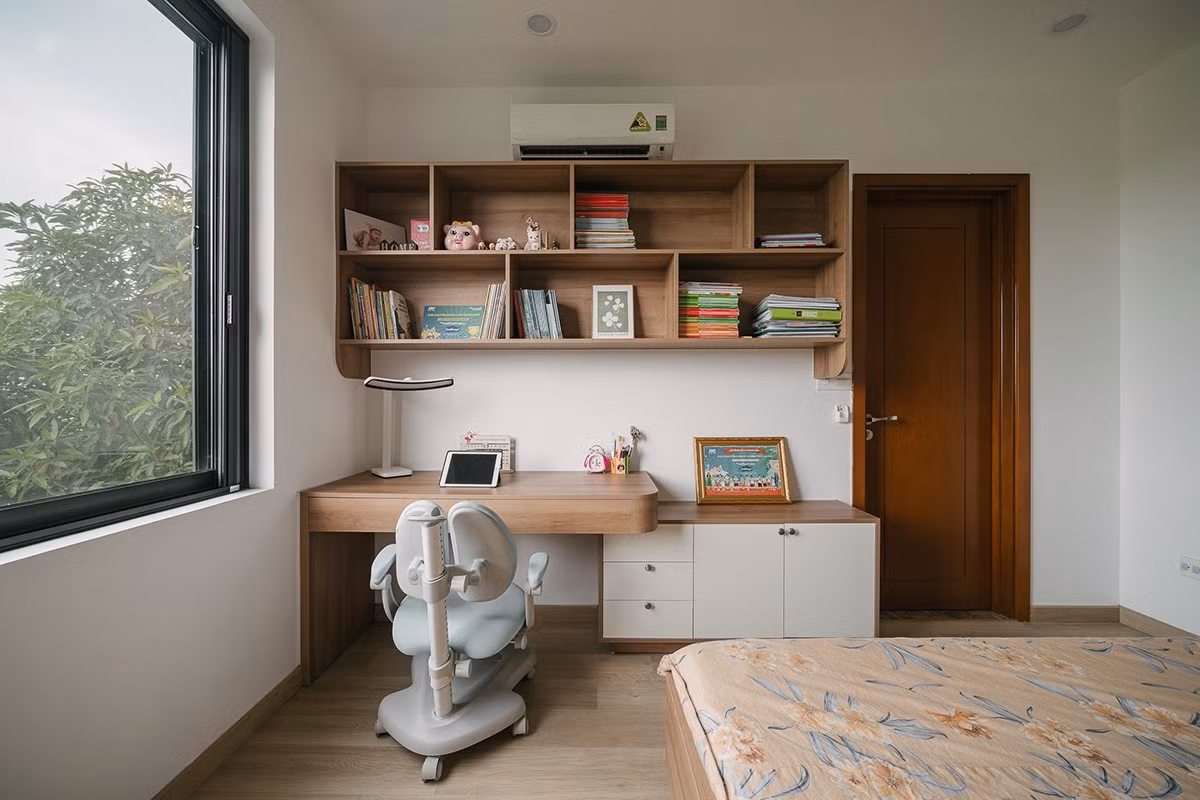 Góc học tập bố trí cạnh cửa sổ đón trọn ánh sáng tự nhiên. Ảnh: Kim Tùng