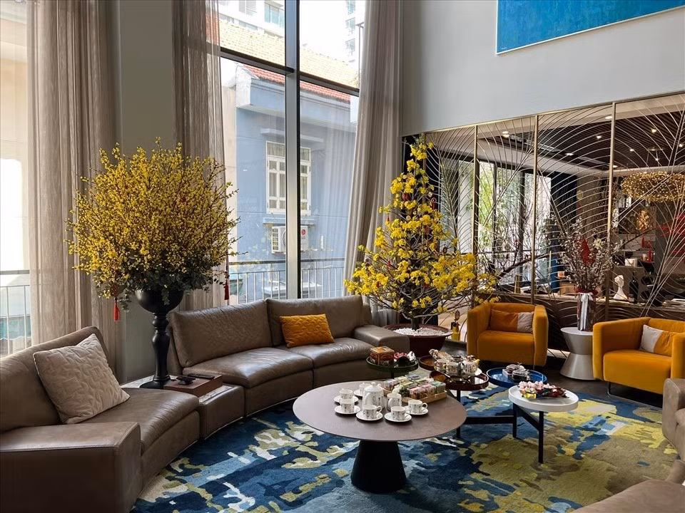 Bên trong biệt thự được đầu tư kỹ lưỡng, phòng khách rộng với sofa sang trọng. Ảnh: FB Nguyen Quoc Cuong