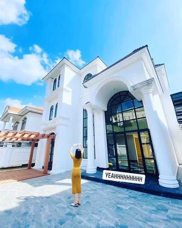 Căn biệt thự thiết kế theo phong cách phương Tây xen lẫn cổ điển và hiện đại, sơn trắng muốt, tường cao tới 5m. Ảnh: FBNV