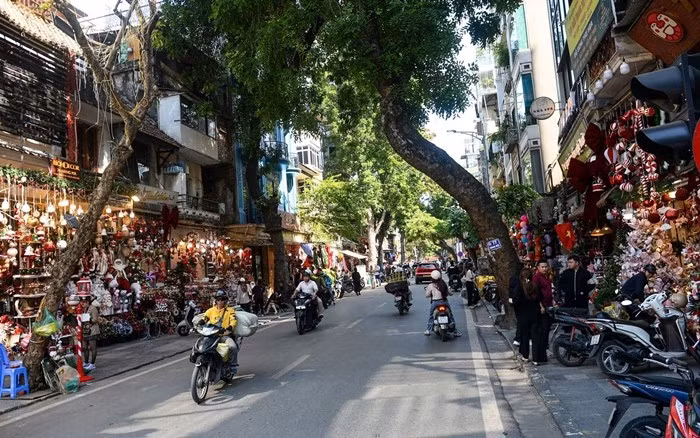 Từ cuối tháng 11, phố Hàng Mã, Hàng Lược (Hà Nội) khoác lên bộ áo rực rỡ quen thuộc của mùa Giáng sinh. Ảnh: VTV