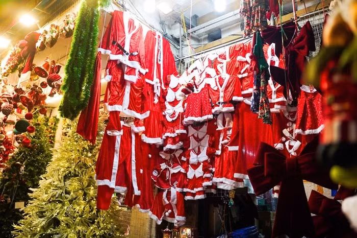 Theo chia sẻ của các chủ cửa hàng, giá đồ trang trí Noel năm nay gần như không đổi so với 2024, chỉ tăng nhẹ ở một số mặt hàng do chi phí nhập hàng và vận chuyển đội lên. Ảnh: Tiền phong