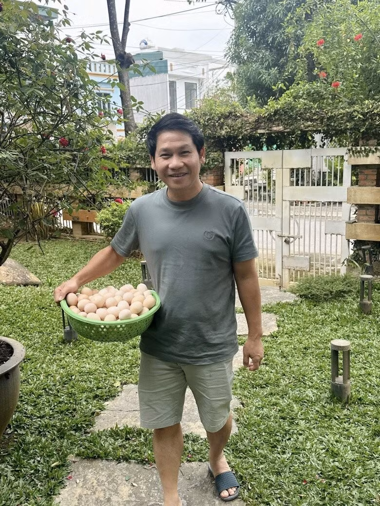 Nhiều người xuýt xoa trước cuộc sống đơn giản, yên bình, đáng ao ước của gia đình Trọng Tấn. Ảnh: FBNV