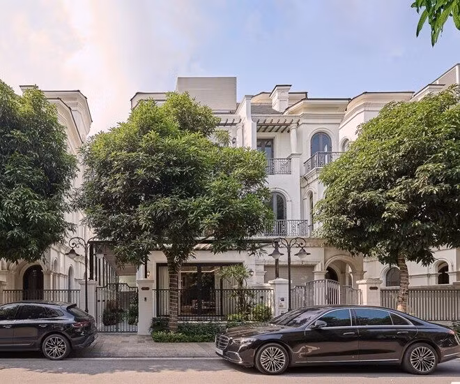 Căn biệt thự mang đậm hơi thở hiện đại pha chút tân cổ điển với tường sơn trắng nổi bật. Ảnh: FBNV