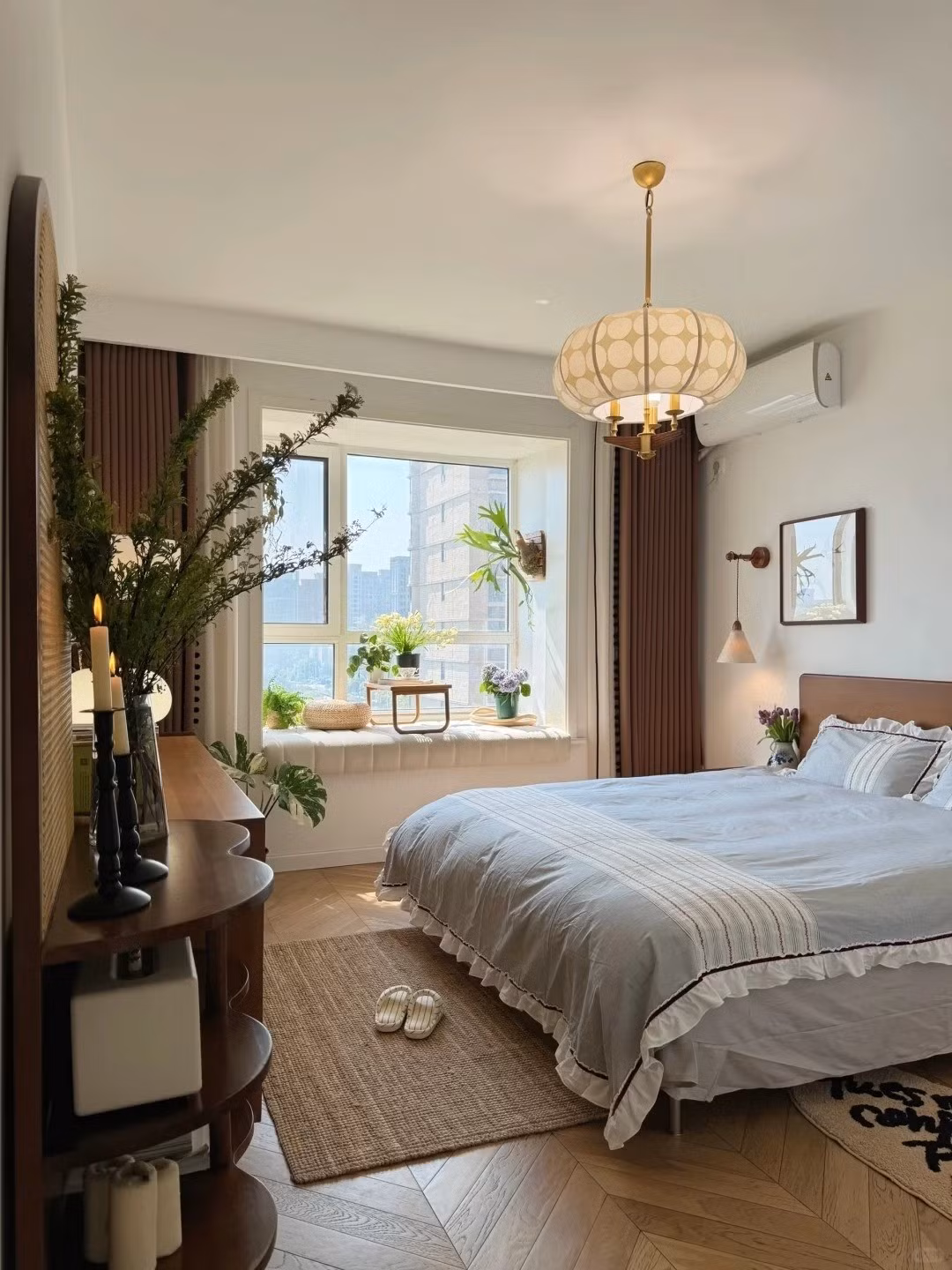 Phòng ngủ được thiết kế để xua tan mệt mỏi với giường đôi, chăn gối hoa văn nhẹ nhàng, mang cảm giác mềm mại. Ảnh: Sohu