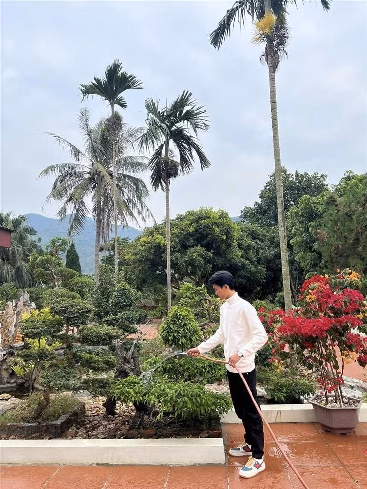 Sân vườn rộng rãi có nhiều cây cảnh. Ảnh: FBNV