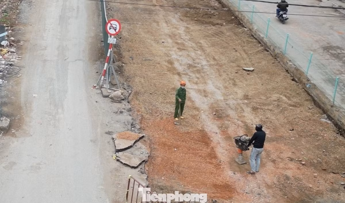 Để đẩy nhanh các hạng mục thi công, nhiều đoạn công nhân đang phải dùng cả đầm tay để đầm nén nền đường.