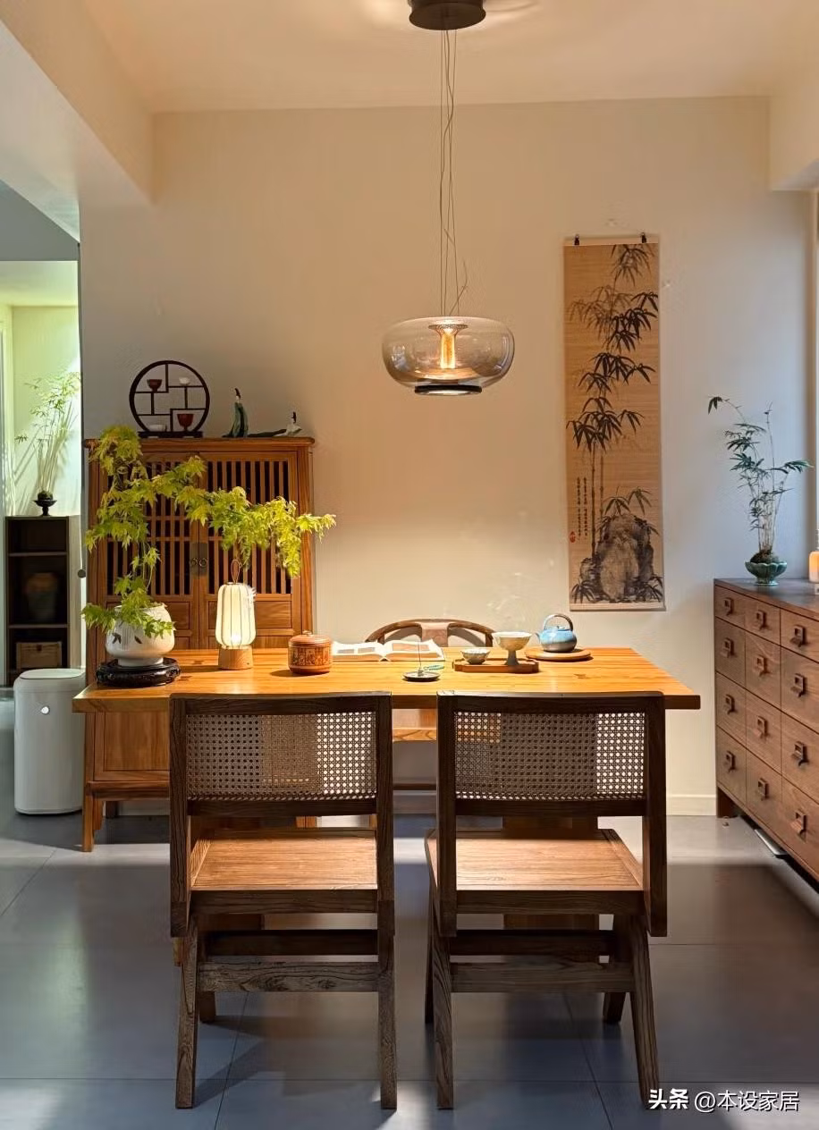 Bộ bàn ăn bằng gỗ nguyên khối. Ảnh: Sohu