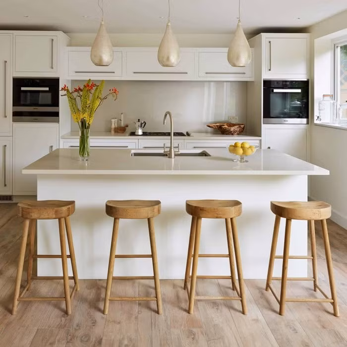 Nguyên tắc “tam giác bếp” gồm bếp nấu – chậu rửa – tủ lạnh giúp tối ưu thao tác khi nấu ăn. Tuy nhiên, nhiều căn bếp hiện nay bố trí các khu vực này quá xa nhau hoặc bị chắn bởi đảo bếp, bàn ăn. Ảnh: Harvey Jones