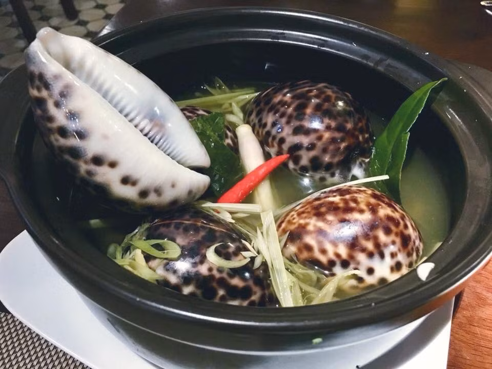 Ốc bướm có thể chế biến thành nhiều món như xào, nướng, sốt bơ tỏi, nấu cháo hay lẩu, nhưng món được đánh giá cao nhất là ốc hấp sả. Ảnh: Facebook