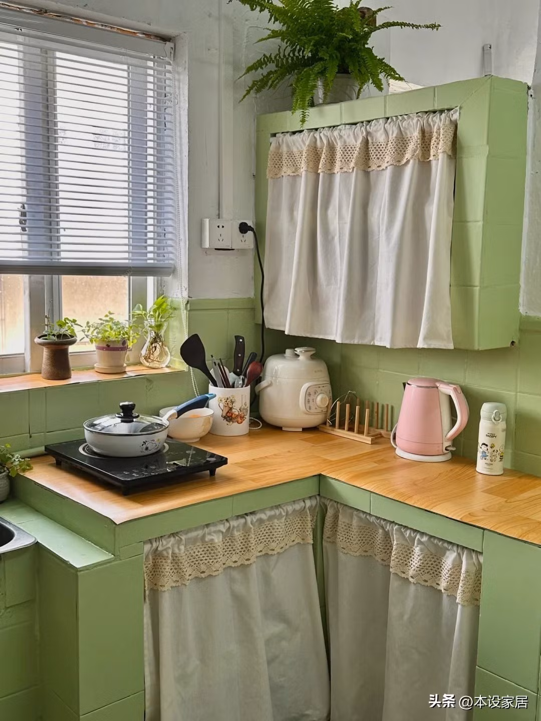 Căn bếp nhỏ đầy nữ tính sau khi được chủ nhân khoác lên màu xanh táo. Ảnh: Sina