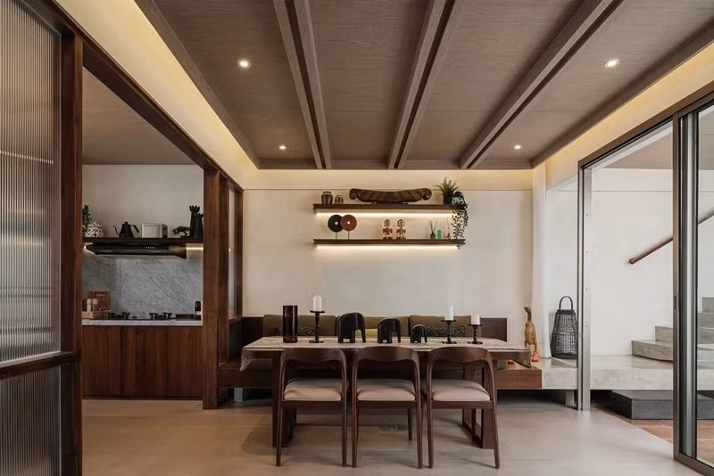 Sau khu bếp là không gian phòng khách và phòng ăn, được bố trí nối tiếp nhau. Ảnh: Archdaily