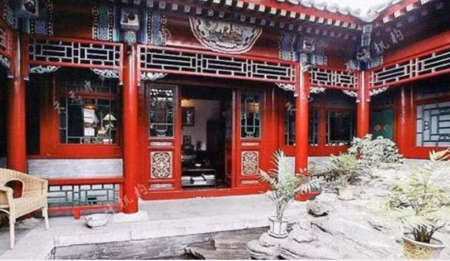Khu nhà phụ bên hông được chăm chút tỉ mỉ: mái hiên, hành lang được chạm trổ, sơn vẽ cầu kỳ. Ảnh: Kbizoom