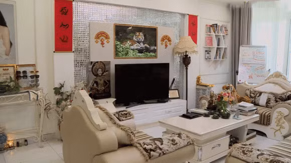 Căn hộ mang phong cách bán cổ điển với màu trắng kem chủ đạo. Ảnh chụp màn hình
