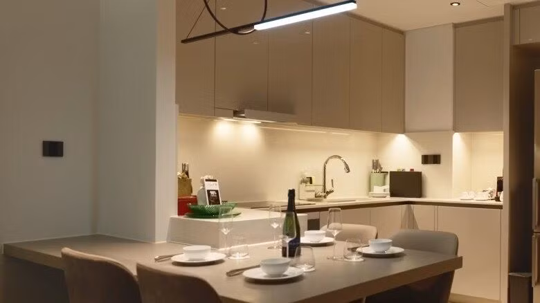 Bàn ăn đặt ở góc tường, hợp thẩm mỹ và tiện nghi sinh hoạt. Ảnh chụp màn hình