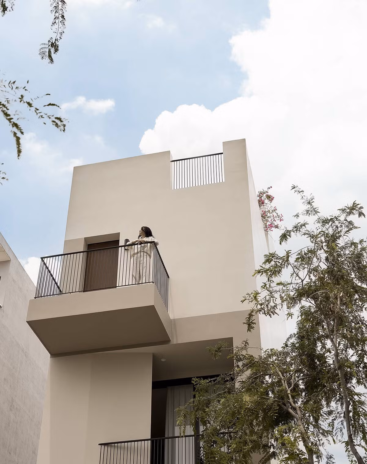 Chính sự giản dị này trở thành điểm nhấn, khiến ngôi nhà như một ốc đảo bình yên trong bối cảnh đô thị quá tải hình ảnh. Ảnh: Phú Đào