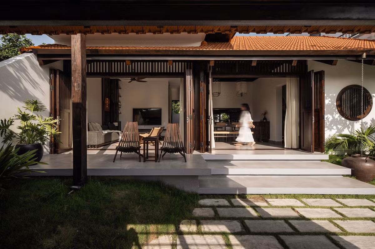Kiểu nhà này đã tồn tại hàng thế kỷ, ăn sâu vào văn hóa và khí hậu địa phương, nhưng bộc lộ một số hạn chế nhất định trong bối cảnh cuộc sống hiện đại như thiếu ánh sáng tự nhiên, thiếu sự riêng tư, phân chia không gian không còn phù hợp với lối sống đương đại và khó khăn trong việc tích hợp các tiện nghi hiện đại. Ảnh: Nguyen Dang Hieu