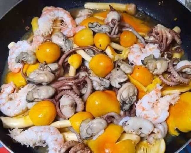 Nấm trứng gà có thể chế biến thành nhiều món ăn như trứng gà xào tỏi, xào hải sản hoặc nấu cháo thịt băm, cháo gà, cháo hến...Ảnh: Facebook