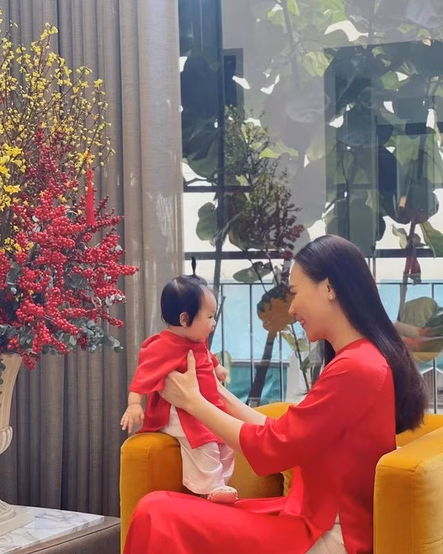 Mỗi dịp lễ tết, căn nhà lại được trang hoàng rực rỡ. Ảnh: FBNV